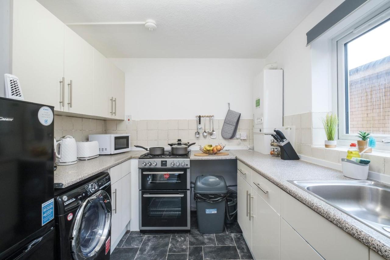 Lovely 2 Bed Apartment With Parking In Thurrock South Ockendon Екстериор снимка